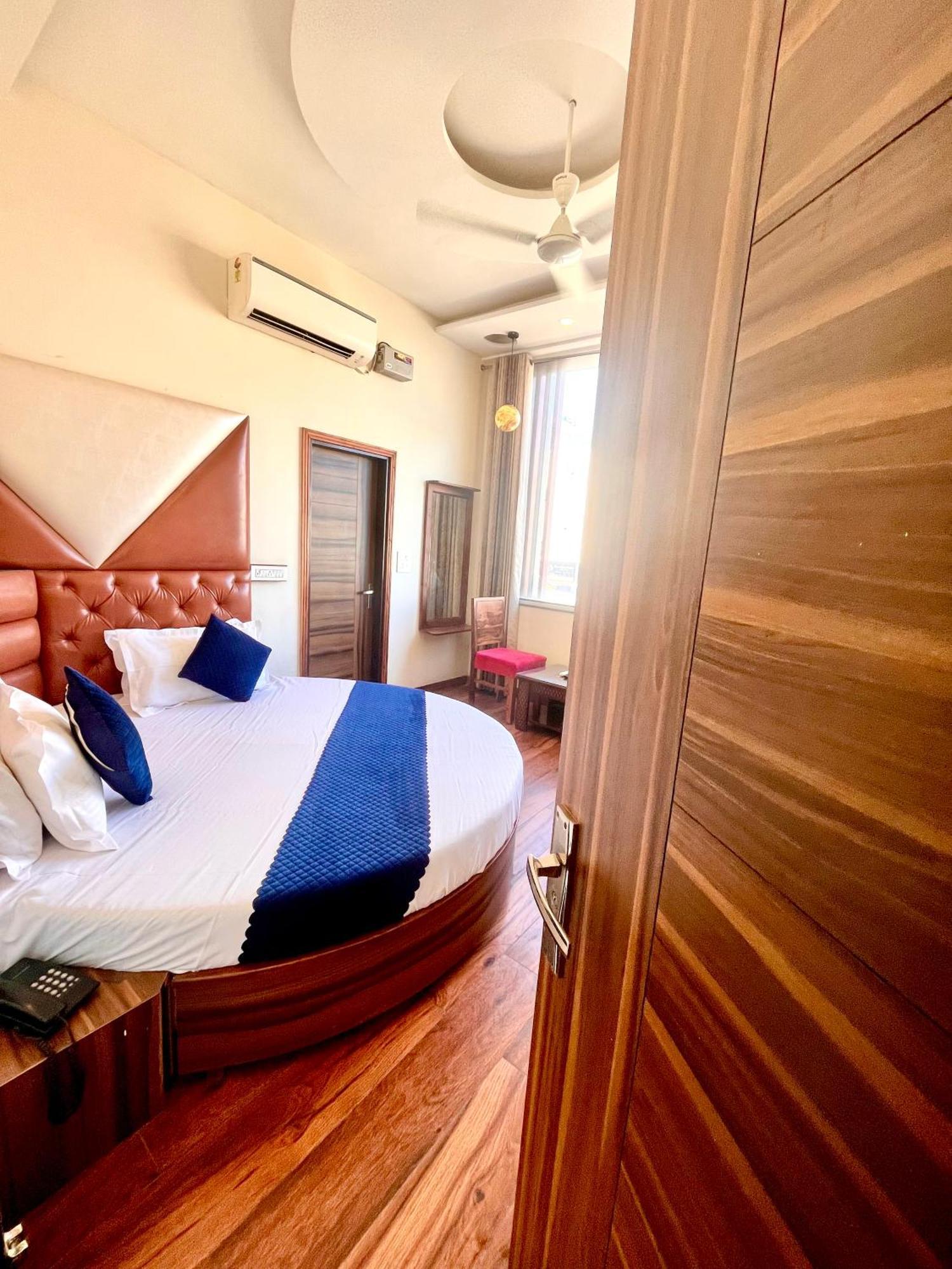 Hotel Woodcrest Zirakpur Chandigarh- Best Family Hotel - Luxurious Rooms - Unit Of Sidham Group Exterior photo